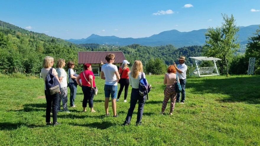 U šetnji do API komore OPG-a Burić, posjetitelji se educiraju o pčelama i bilju Gorskog kotara