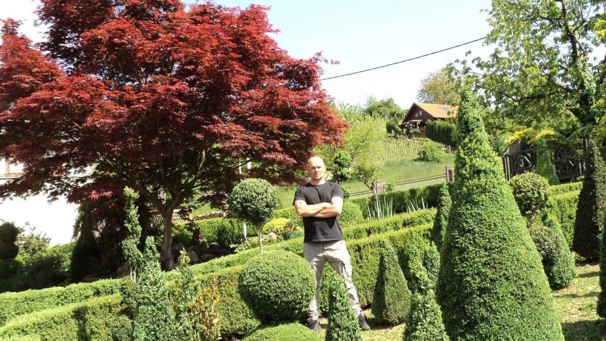 Matija Rešetar uzgaja šimšir i pretvara ga u kuglu, stožac, piramidu