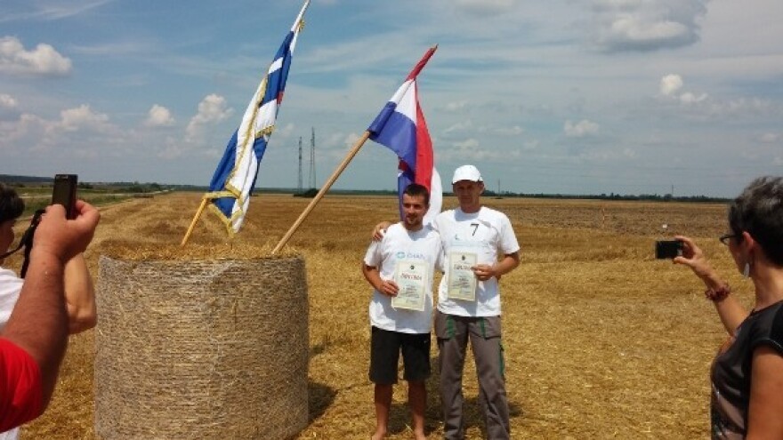 Golobradi mladići održali sat iz naprednog oranja