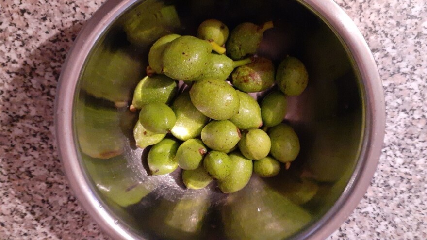 Kako napraviti domaću rakiju od zelenih orasa - orahovaču?