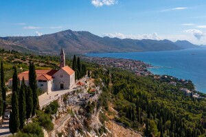Poznat je po Dingaču i Postupu, a ove godine slavi 120. godišnjicu turizma