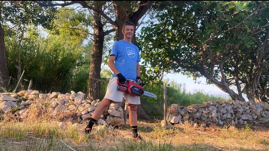 Dražen Oreščanin krči zemlju na Pagu - posadit će mali maslinik