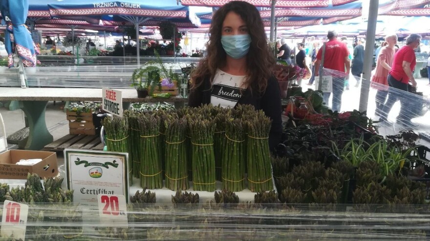 Novo normalno na tržnici: manje gužve, kupci i prodavači pridržavaju se mjera