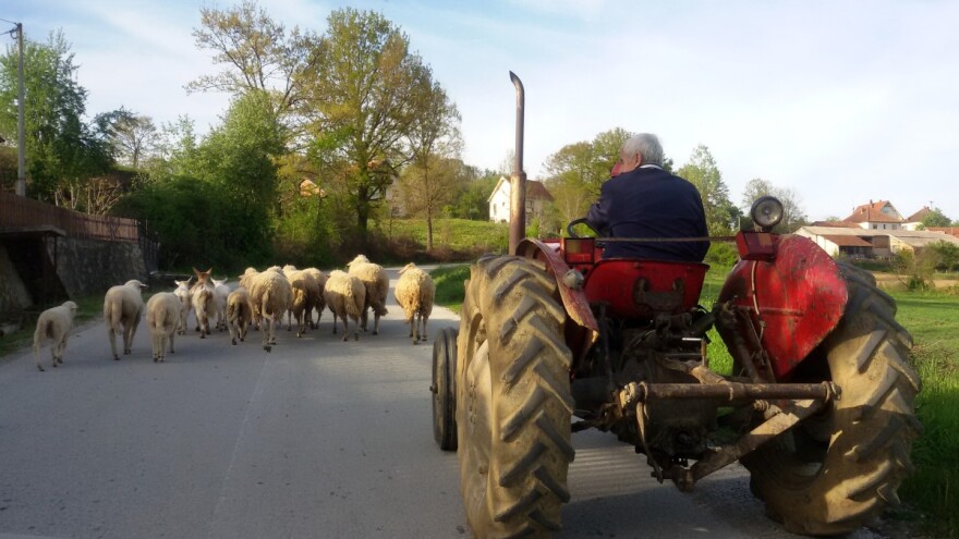 Prevrnuo se traktorista kod Ivanjice: Preminuo na licu mesta