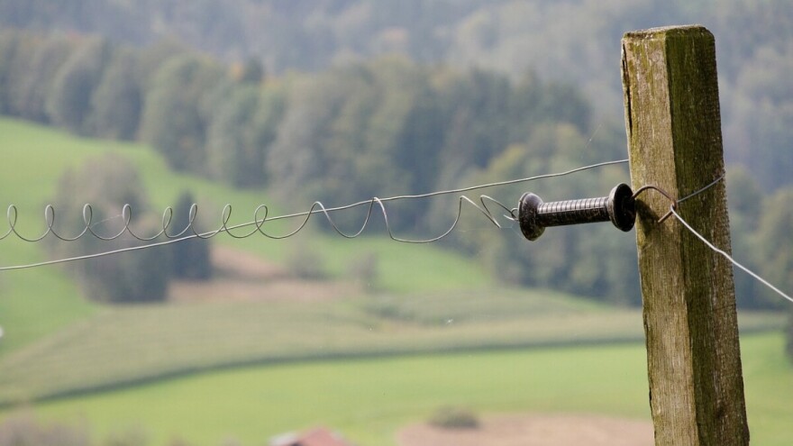 Traktorom pregazio 40 plastičnih stupića električnog pastira