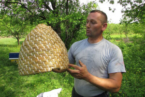 Dario pčelari, plete trnke i pomaže mladim pčelarima