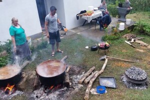 Pekmez od jabuke - posao koji u podrinjskim krajevima okupi čitavu porodicu oko vatre, a liječnici mu tepaju da je slatka infuzija