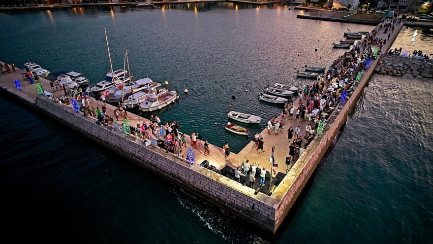 Pelješka trpeza u Dračama uz najveći stol na jugu Dalmacije