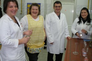 Perad kvalitetna, proizvođači na koljenima