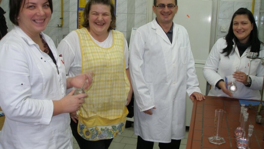 Perad kvalitetna, proizvođači na koljenima