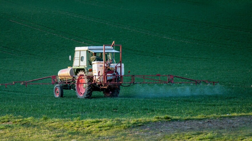 EU zabranjuje primenu pesticida sa dve sporne aktivne materije?