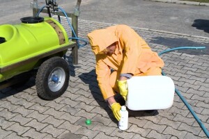 Iako značajni za poljoprivredu, pesticidi su opasni za korisnike i okoliš