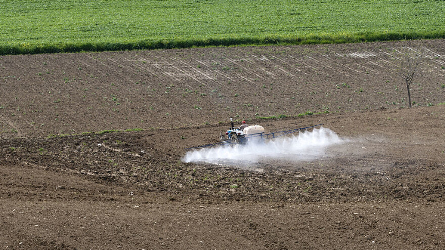 Tri puta isperite ambalažu u kojoj su bila sredstva za zaštitu bilja