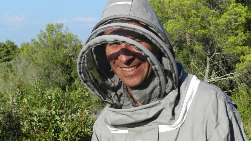 Omiljeni poštar upustio se u pčelarenje: Svaka bi kuća trebala imati dvije košnice