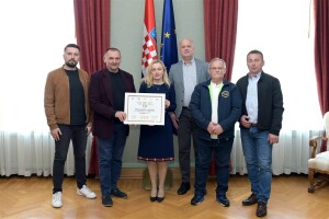 Lani mu izgorjelo 100 pčelinjih zajednica, prije tragedije izvrcao najbolji eko med na svijetu
