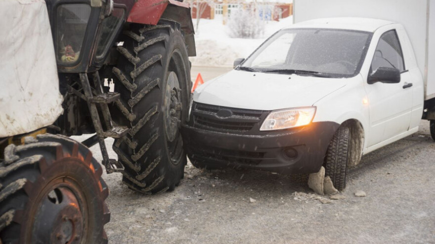 Pijan traktorom udario u Opel čiji je vozač bio - pijan!