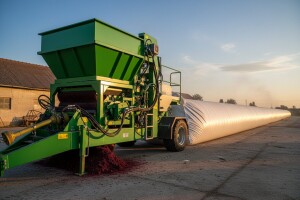 PIK Bečej-u mašina za skladištenje stočne hrane