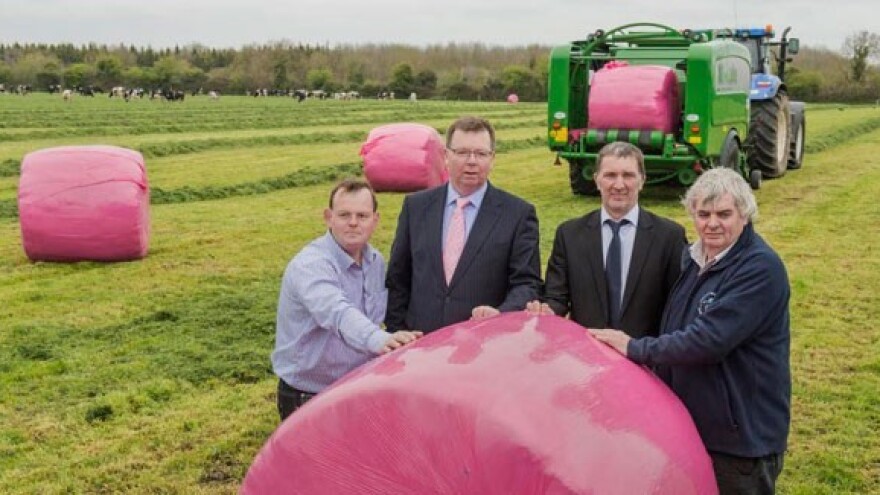 Irska prekrivena ružičastim balama sena!