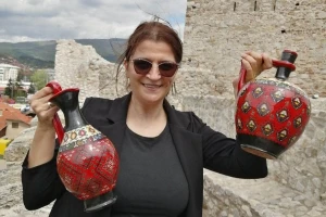 Četvrta generacija: Oslikava predmete motivima sa pirotskih ćilima