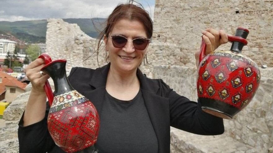 Četvrta generacija: Oslikava predmete motivima sa pirotskih ćilima