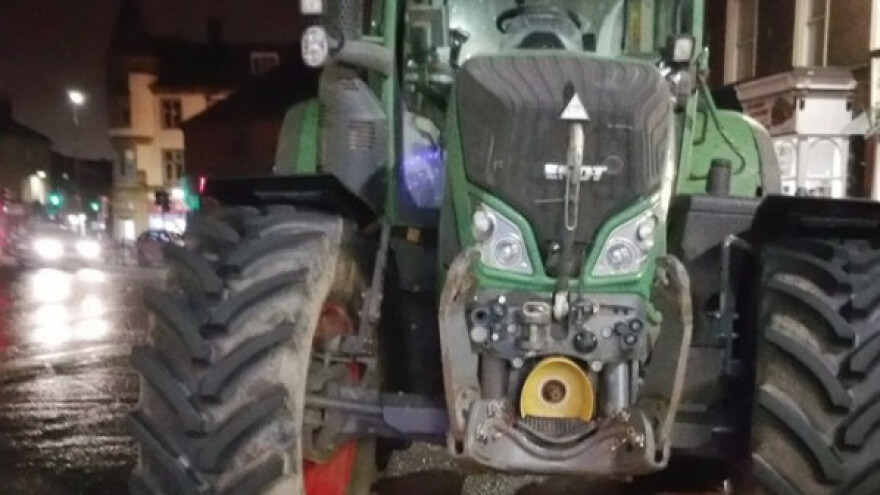 Po pizzu krenuo - traktorom!