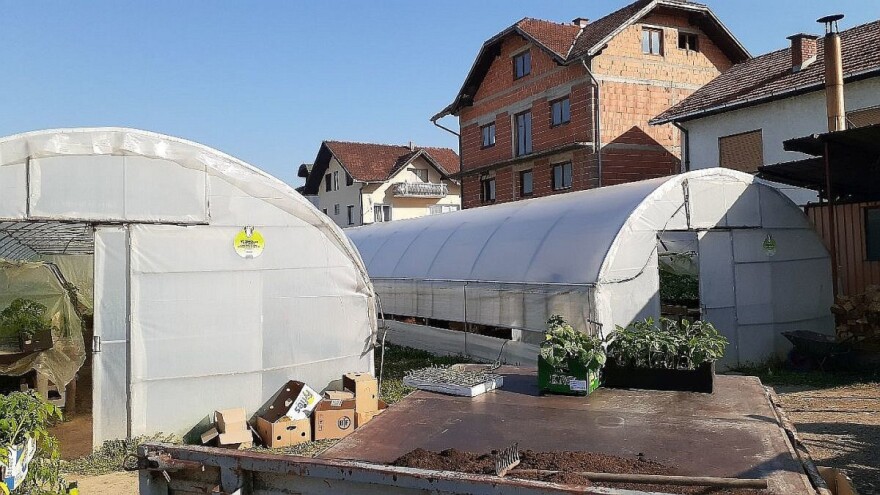 Tržnice, rasadnici i trgovine poljo oprememom nastavljaju sa radom