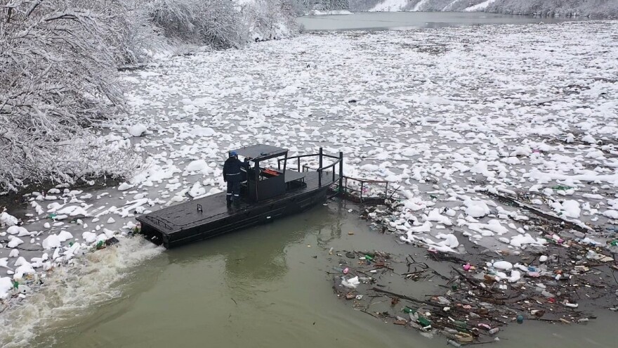 Počelo čišćenje plutajuće deponije na Potpećkom jezeru