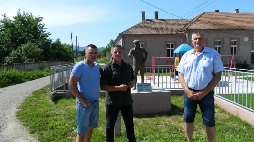 U čast pomoravskih uzgajivača grožđa, podignut spomenik vinogradaru