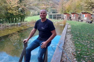 Organsko imanje gde ribe daju đubrivo za akvaponski uzgoj povrća