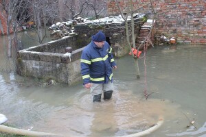 Poplave i dalje prijete, na terenu i više od tisuću vatrogasaca