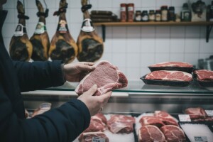 Porasla prodaja jeftinijeg svinjskog mesa