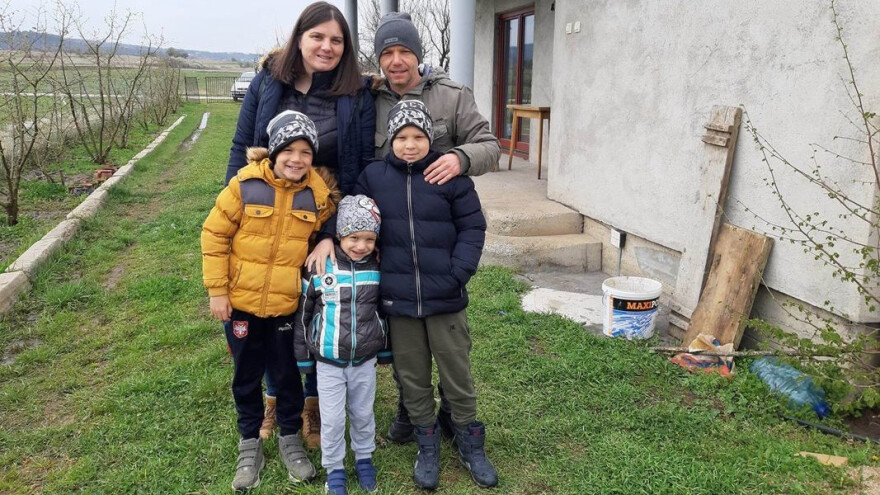 Petočlana porodica dobila kuću na selu - planiraju i grnčarsku radionicu