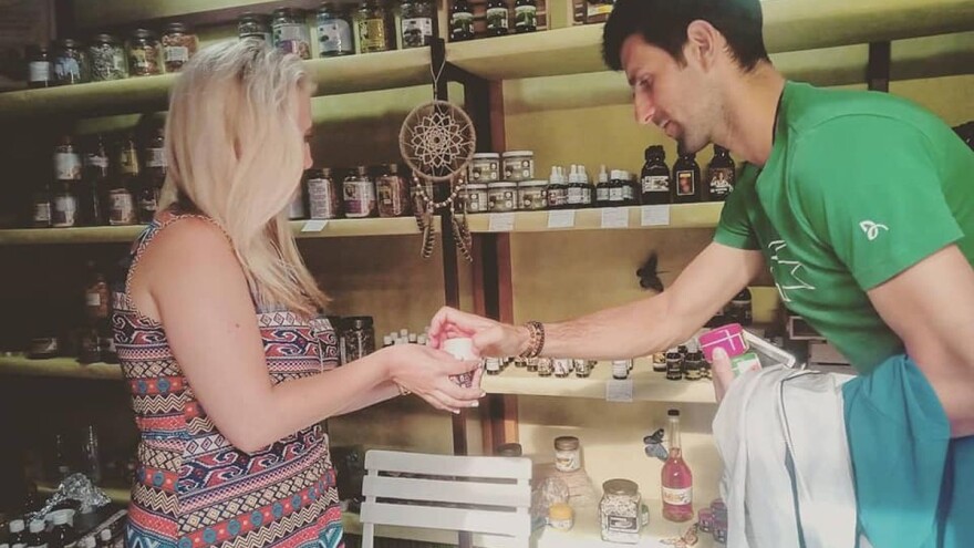 Prvi reket svijeta Nole u Aleji suvenirnica, svratio i u Ernin kutak zdravlja