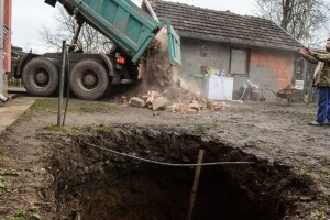 Potres izazvao i otvaranje rupa u zemlji, opasnosti od poplava nema