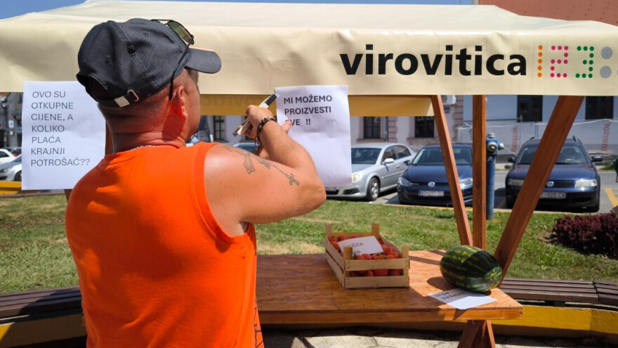 U znak prosvjeda dijelili povrće: Ovo je odraz stanja u državi, otimačina je dosegla vrhunac