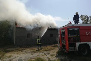 Palio korov - izgorjela susjedova staja i 600 bala sijena