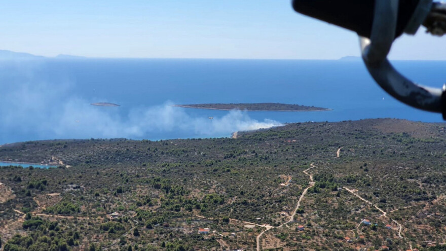 Izbio požar u tvornici za preradu ribe u Kaštel Novom, gori i na otoku Drvenik Veliki