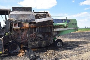 Kombajn u potpunosti izgorio u požaru, vatra ponovno 'požnjela' pšenicu