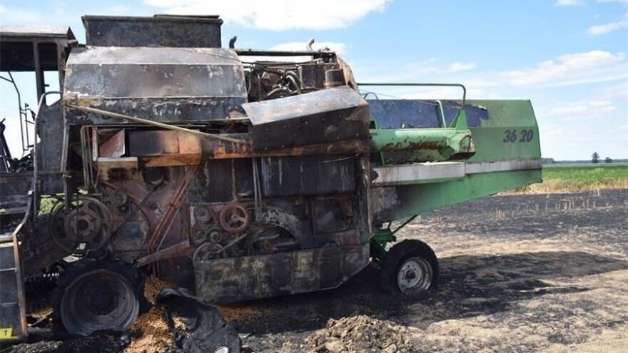 Kombajn u potpunosti izgorio u požaru, vatra ponovno 'požnjela' pšenicu