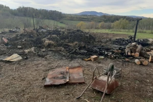 Izgorela štala i pomoćni objekat kod Topole: Spasile se samo kokoške i psi