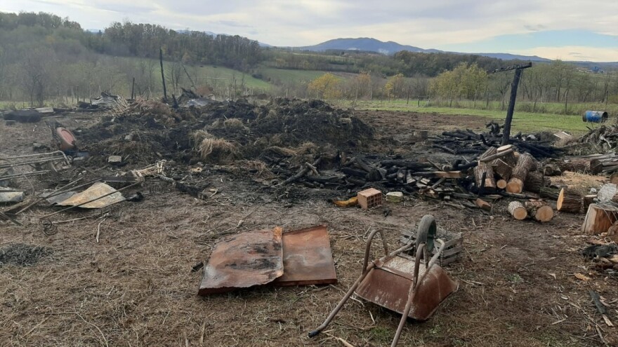 Izgorela štala i pomoćni objekat kod Topole: Spasile se samo kokoške i psi