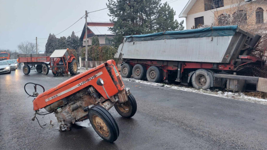 Nezgoda u Maljurevcu: Usled siline udara - prepolovljen traktor