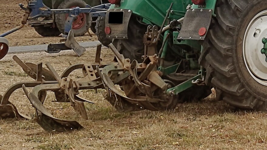 Stradao u oranju njive - traktor se prevrnuo