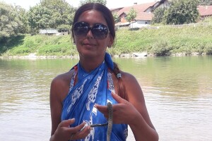 Prijedorčanka Mira Latinović golim rukama sklanja zmije s gradske plaže