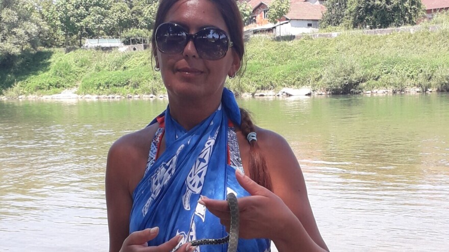 Prijedorčanka Mira Latinović golim rukama sklanja zmije s gradske plaže