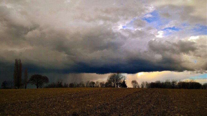 Obilne kiše i olujni udari juga
