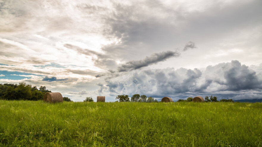 Oblaci, bura i slaba kiša