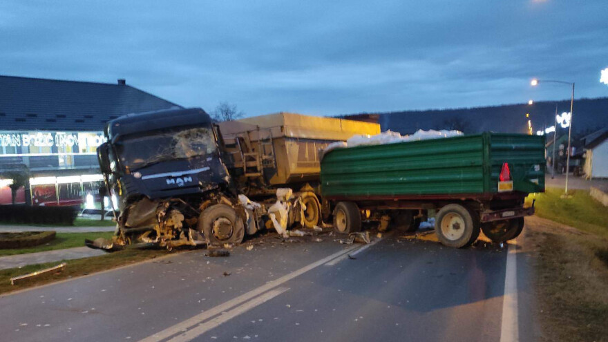 Sudar kamiona i traktora - cesta zatvorena zbog očevida