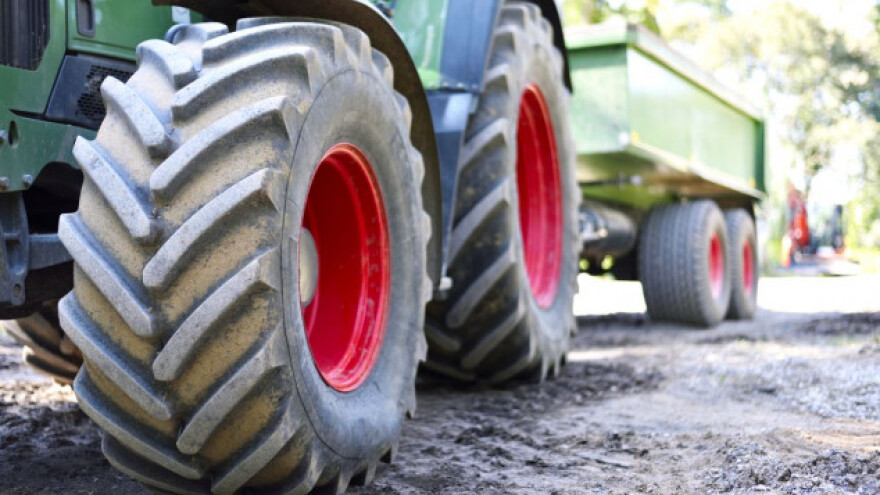 Automobil naletio na traktorsku prikolicu