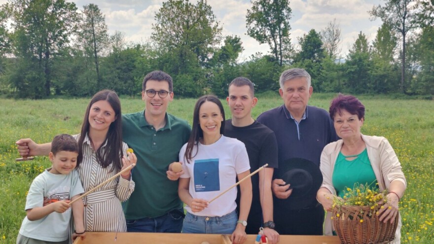 Beg od ekrana i mreža u selu Divci - uz domaću hranu i zaboravljene društvene igre